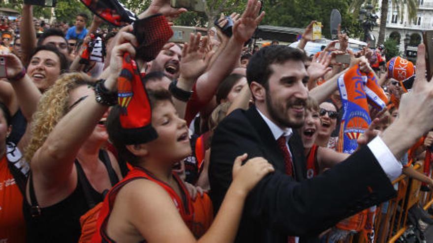 Guillem Vives, en las celebraciones del título de Liga Endesa con la afición taronja