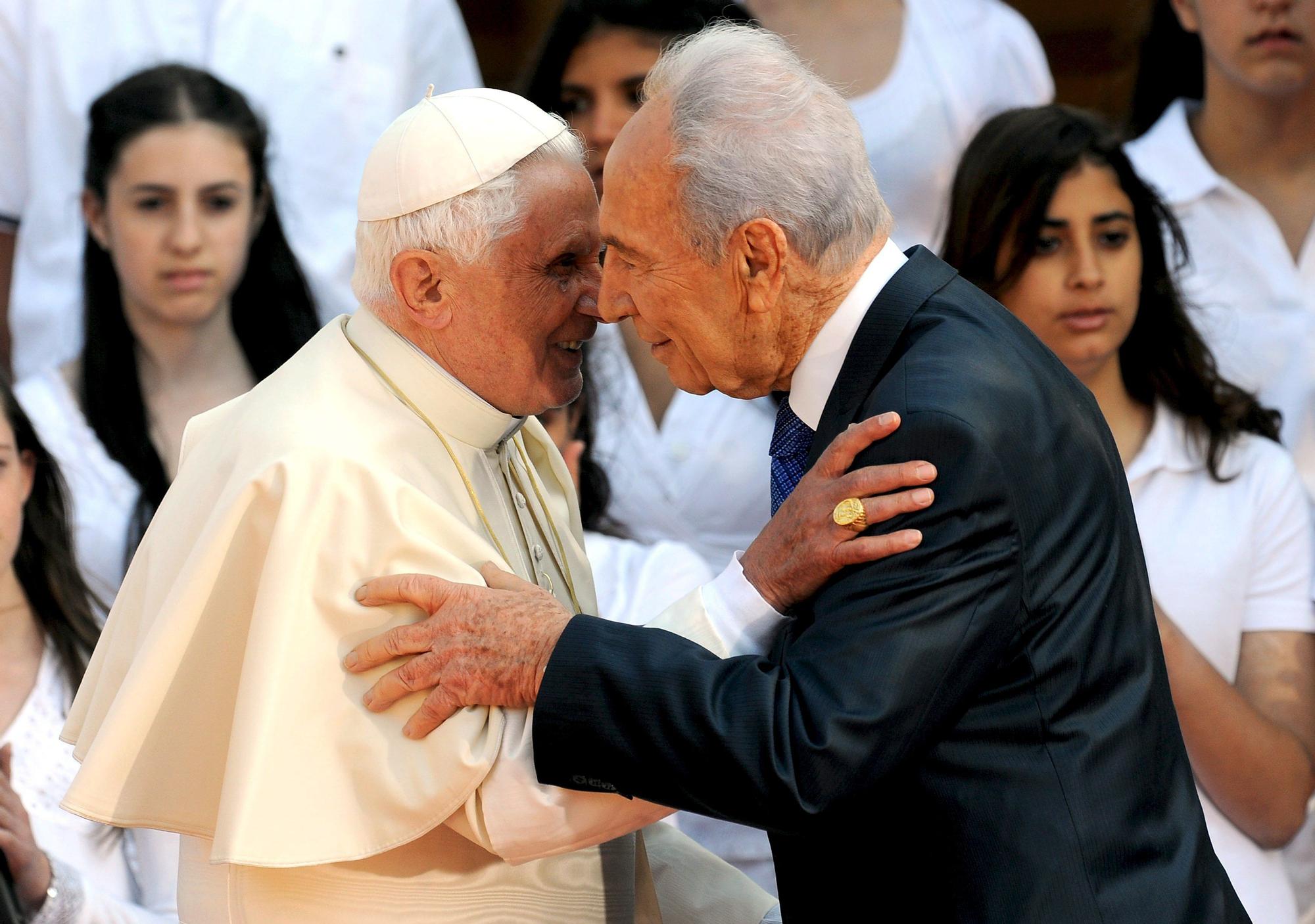 benedicto-abraza-presidente-israel.jpg