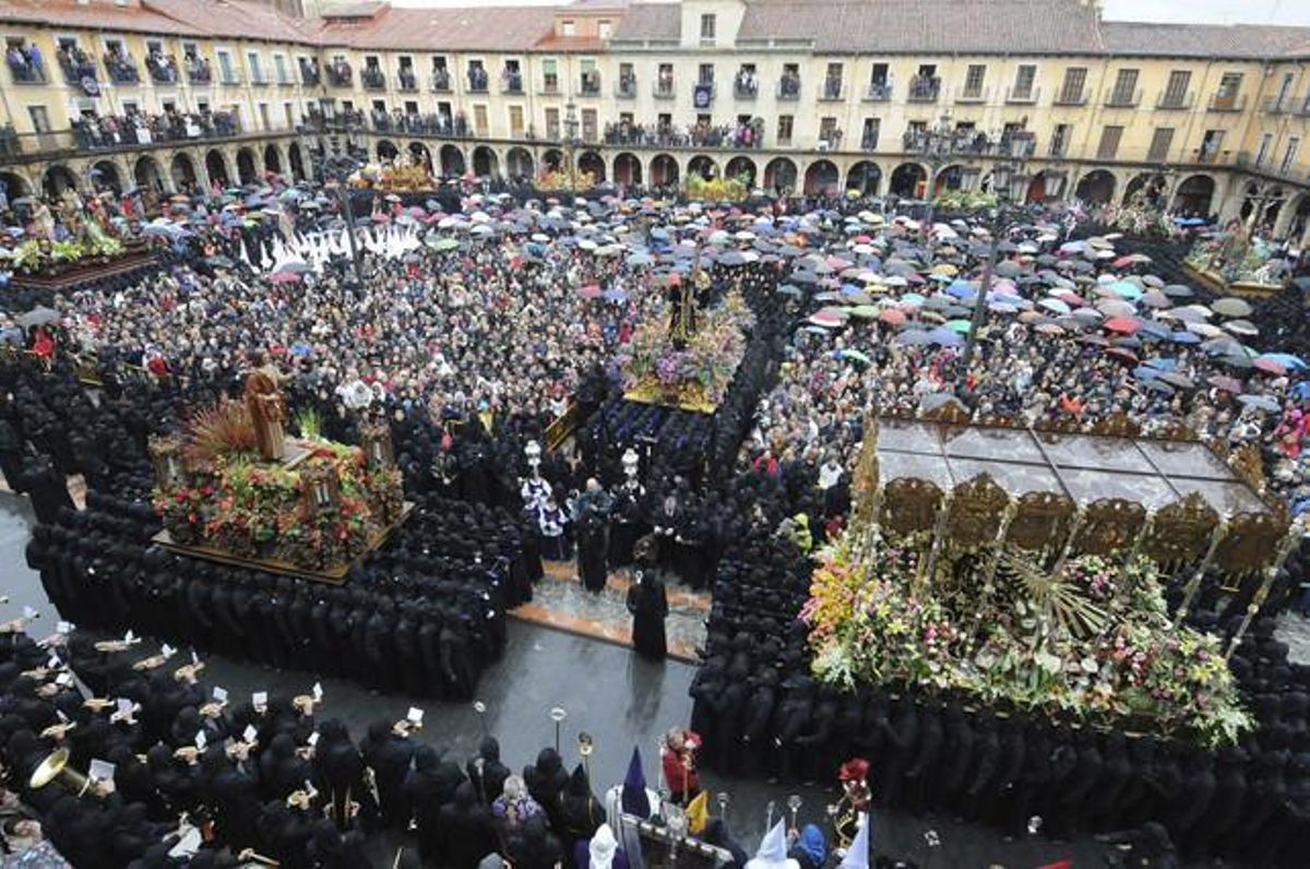 La plaça Mayor de Lleó ha tornat a vibrar amb el tradicional acte d’El Encuentro entre La Dolorosa i Sant Joan malgrat la persistent pluja.