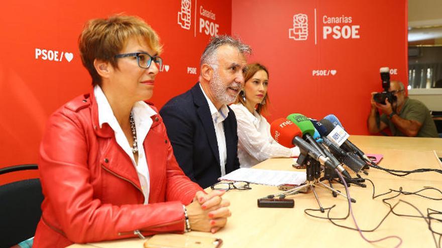 El presidente de Canarias y secretario general del PSOE en las islas, Ángel Víctor Torres, y las candidatas electas Elena Mañez y Nira Fierro (d).