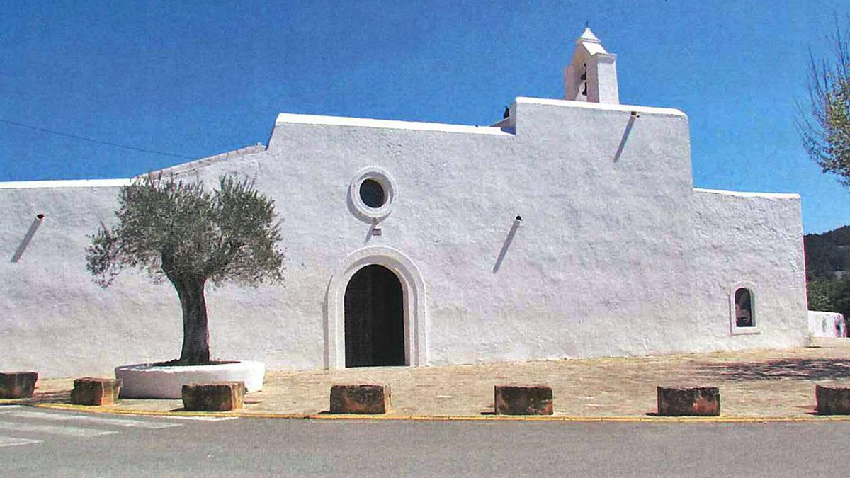 Esglèsia de Santa Agnès de Corona, amba la seua porta de la façana de ponent.