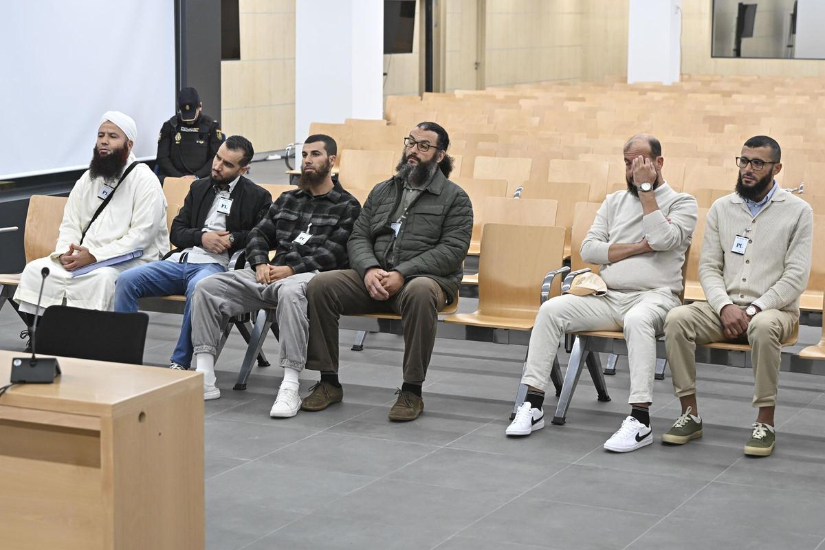 Los seis acusados, durante el juicio oral que se celebra esta semana en la Audiencia Nacional.