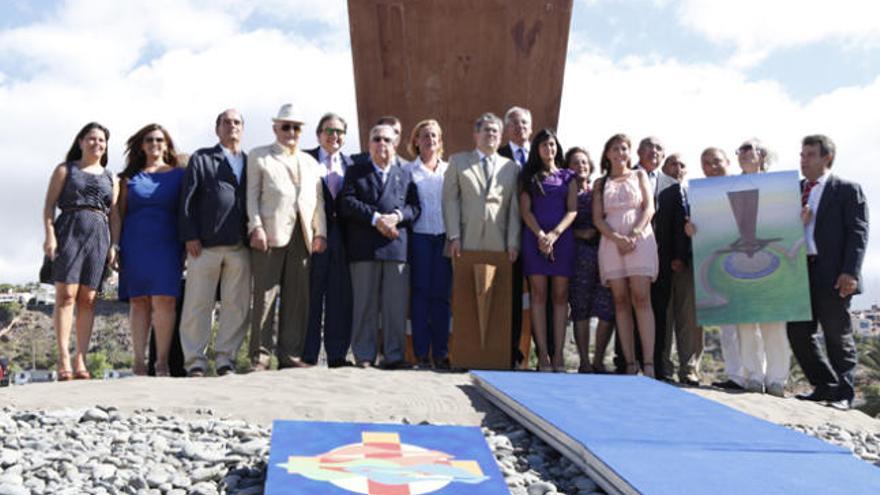 La familia Condal, Pepe Dámaso y la corporación de San Bartolomé de Tirajana junto a la escultura, ayer. |  sergio pérez