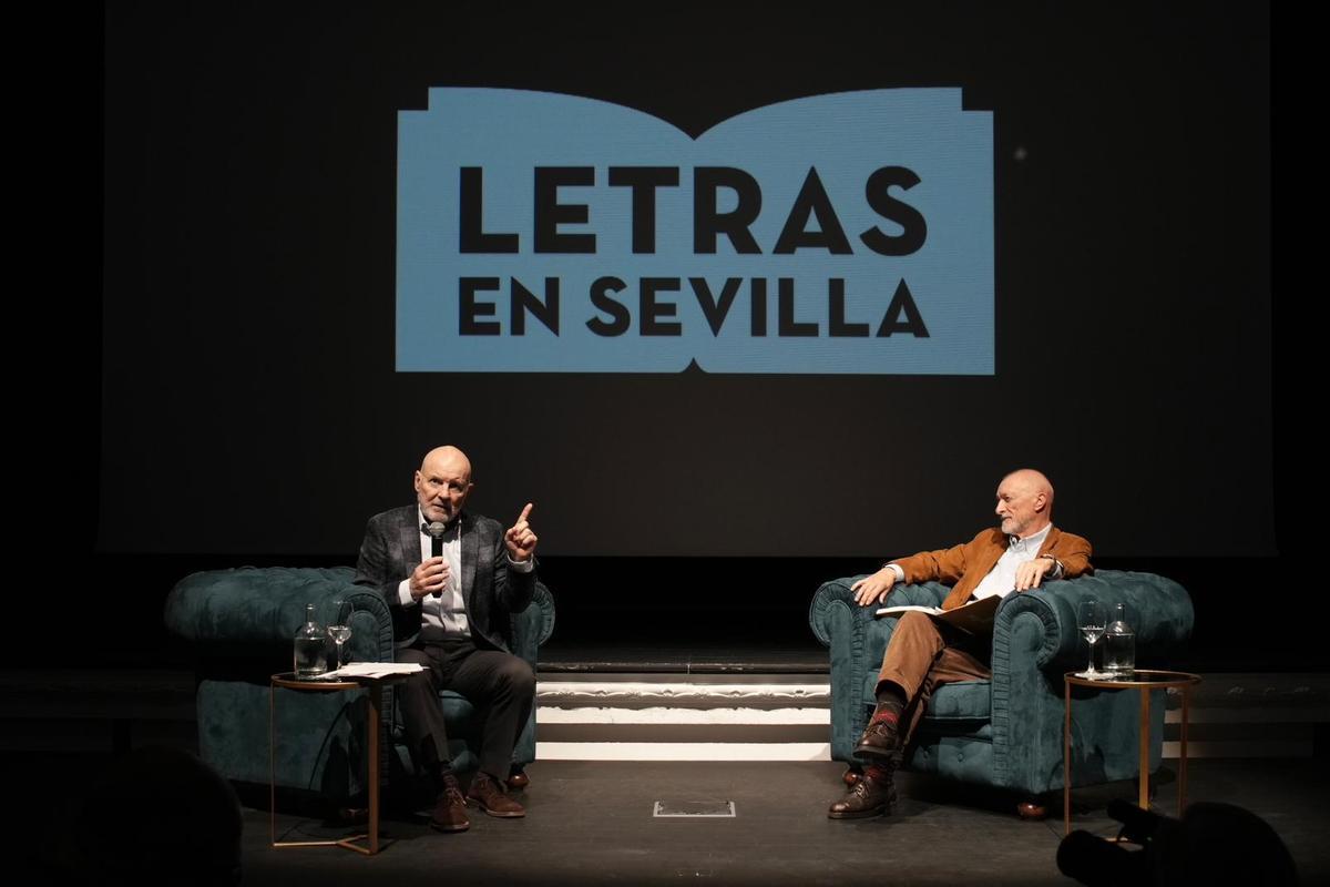 Jesús Vigorra, periodista, y Arturo Pérez-Reverte, en la Fundación Cajasol de Sevilla, este lunes. .