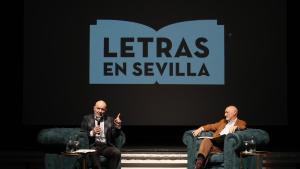 Jesús Vigorra, periodista, y Arturo Pérez-Reverte, en la Fundación Cajasol de Sevilla, este lunes. .