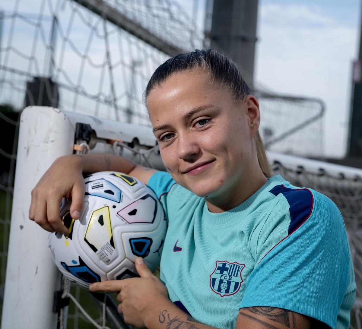 Barcelona.  28.09.2026.     Deportes.  La jugadora del FC Barcelona, Claudia Pina, fotografiada sobre el campo 6 de la ciutat esportiva Joan Gamper tras la entrevista con El Periódico. Fotografía de Jordi Cotrina