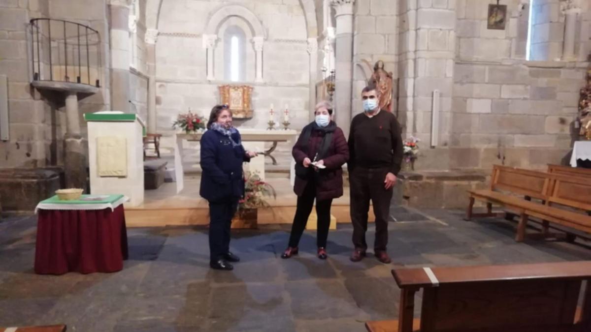 Primeros visitantes en la nueva temporada de la iglesia de Santa Marta de Tera. | E. P.
