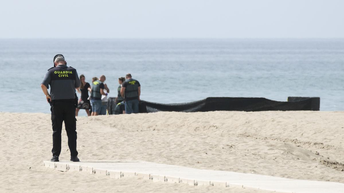 Investigan el hallazgo del cadáver descompuesto de un bebé en una playa de Roda de Berà