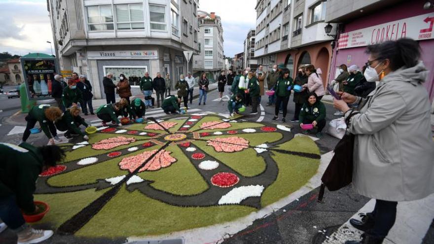 Espectaculares alfombras florales para honrar a la procesión del “Viático” | GUSTAVO SANTOS