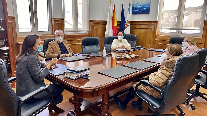 Ramallo y Sanmartín con los representantes vecinales de Cantodarea. |   // FDV