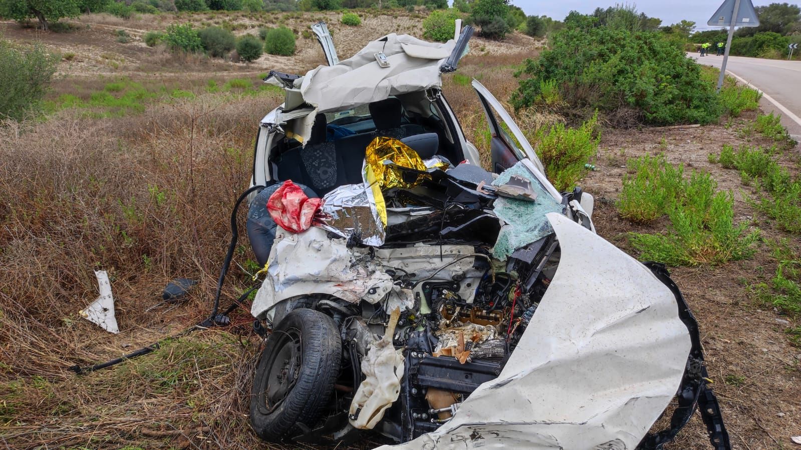 Accidente mortal: Dos jóvenes de 19 y 20 años mueren al chocar contra un camión en la carretera de Manacor