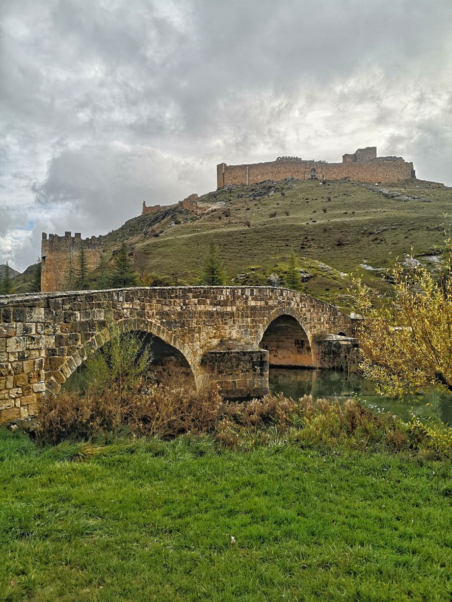 Además del castillo, se puede apreciar un puente romano.