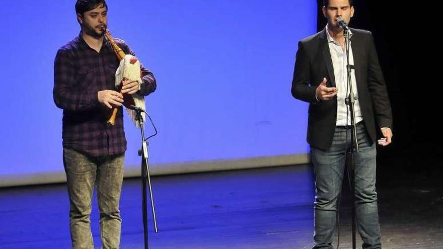 Esteban Verdeja canta acompañado por Pablo Carrera a la gaita.