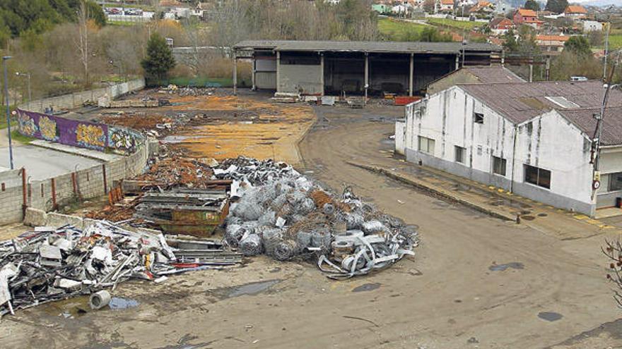 Imagen de la parcela, ya casi desmantelada, junto a la ribera del Lagares en Sárdoma.  // Ricardo Grobas