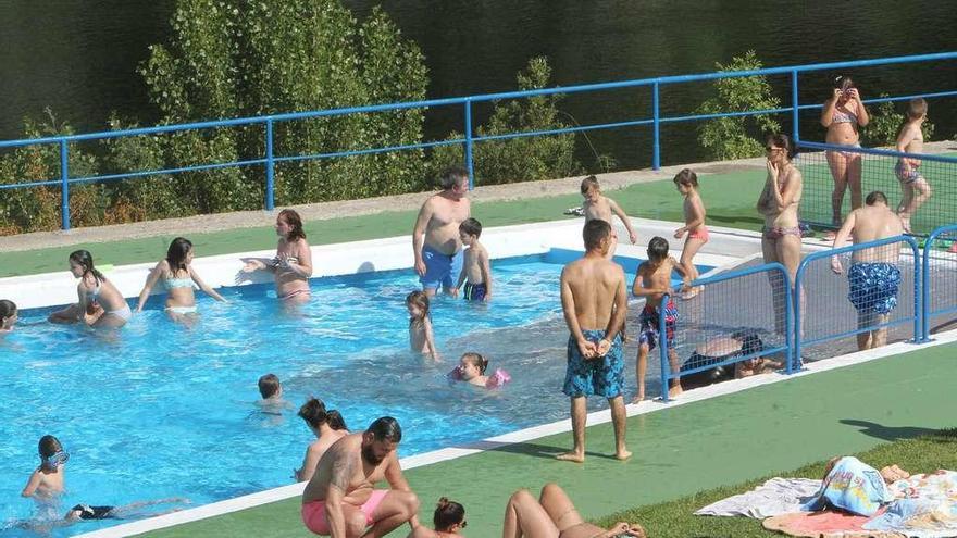 Piscinas públicas de Oira, en Ourense, llenas ayer tras abrir la temporada el pasado sábado. // Iñaki Osorio