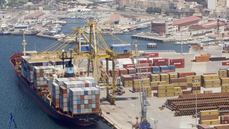 Un buque carga contenedores con productos de la Región en el puerto de Cartagena.