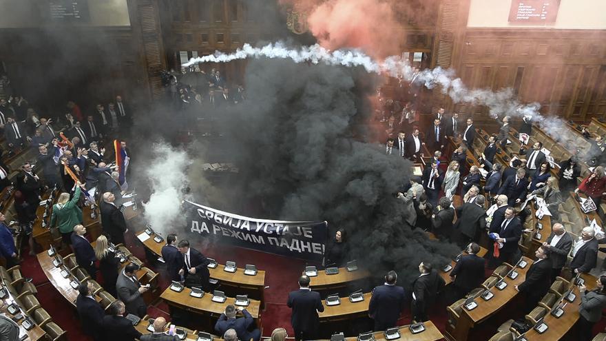 La oposición serbia interrumpe una sesión parlamentaria con bengalas y gases lacrimógenos