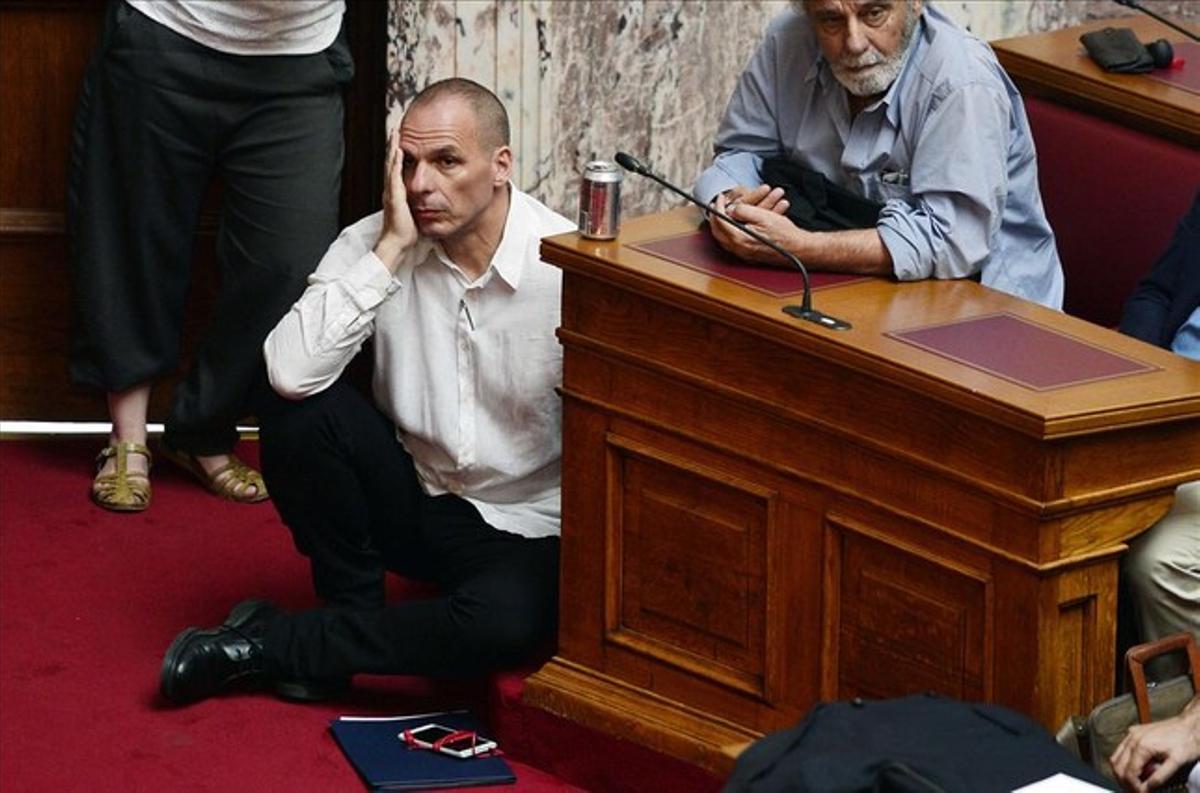 El ministre grec de Finances, Iannis Varufakis, assisteix a una sessió al Parlament a Atenes (Grècia).