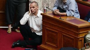 El ministro griego de Finanzas, Yanis Varufakis, asiste a una sesión en el Parlamento en Atenas, Grecia.