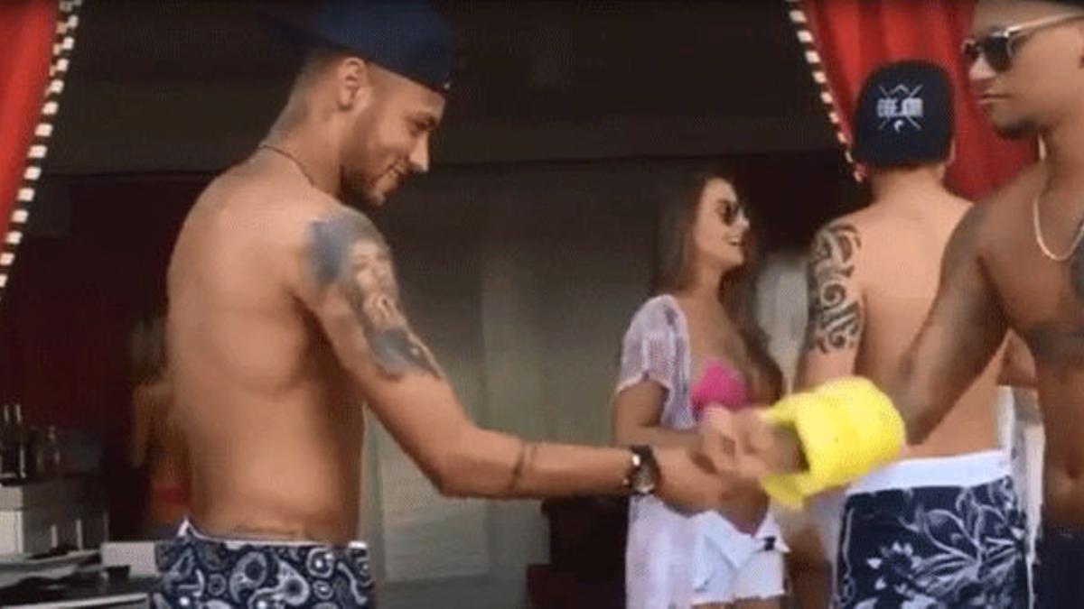 Así fue la fiesta de Neymar en la piscina