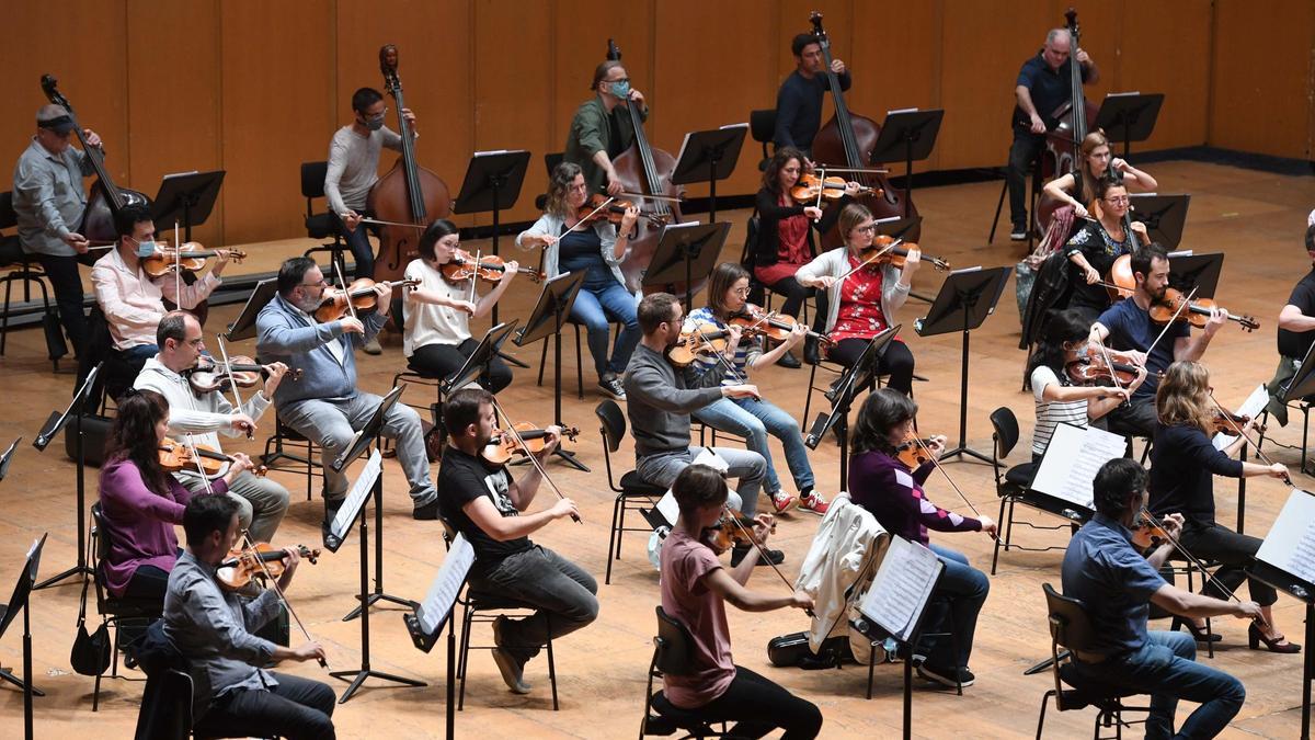 Músicos de la Sinfónica de Galicia, durante un ensayo en el Palacio de la Ópera. / Víctor Echave