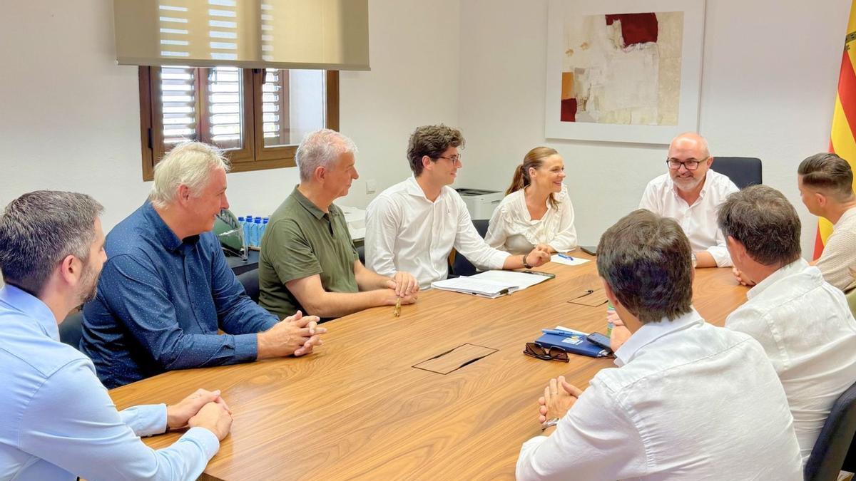 Los hoteleros durante la reunión con el alcalde de Sant Josep, Vicent Roig.