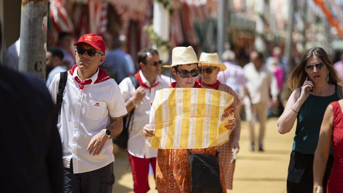 Una turista consuta un mapa en la Feria de Sevila