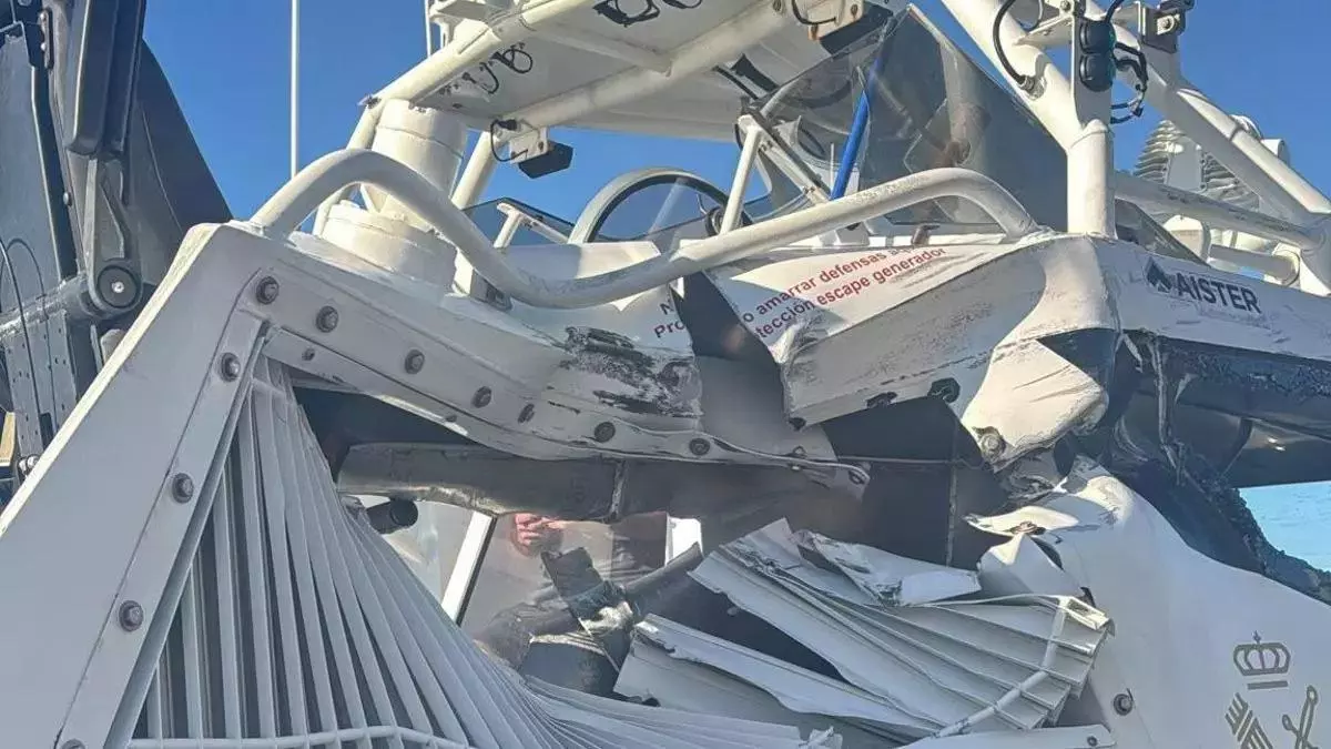 Cinco detenidos y varios guardias civiles heridos tras embestir una narcolancha a una patrullera en Cádiz