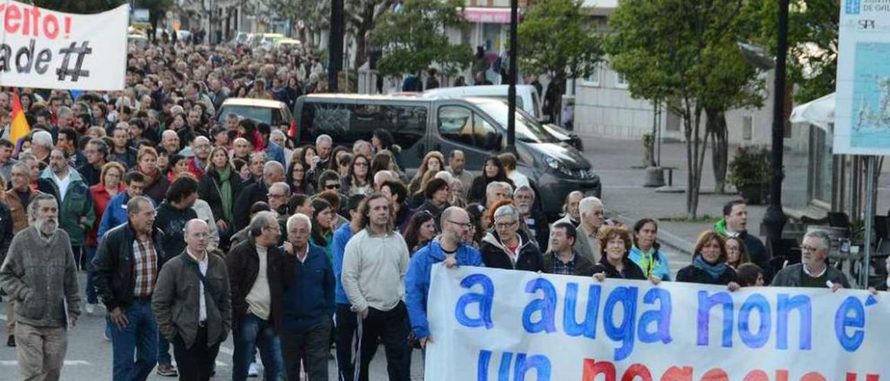 Líderes del tripartito, en una manifestación contra las tarifas del agua que aprobó el PP. // G.Núñez