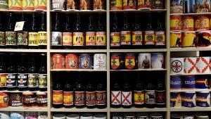 Vista de tazas a la venta en la tienda Bodega del Humor, dedicadas a Millán Astray y Franco.
