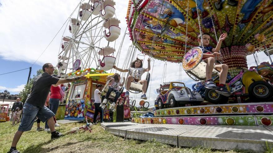 Atracciones en unas fiestas. // FdV