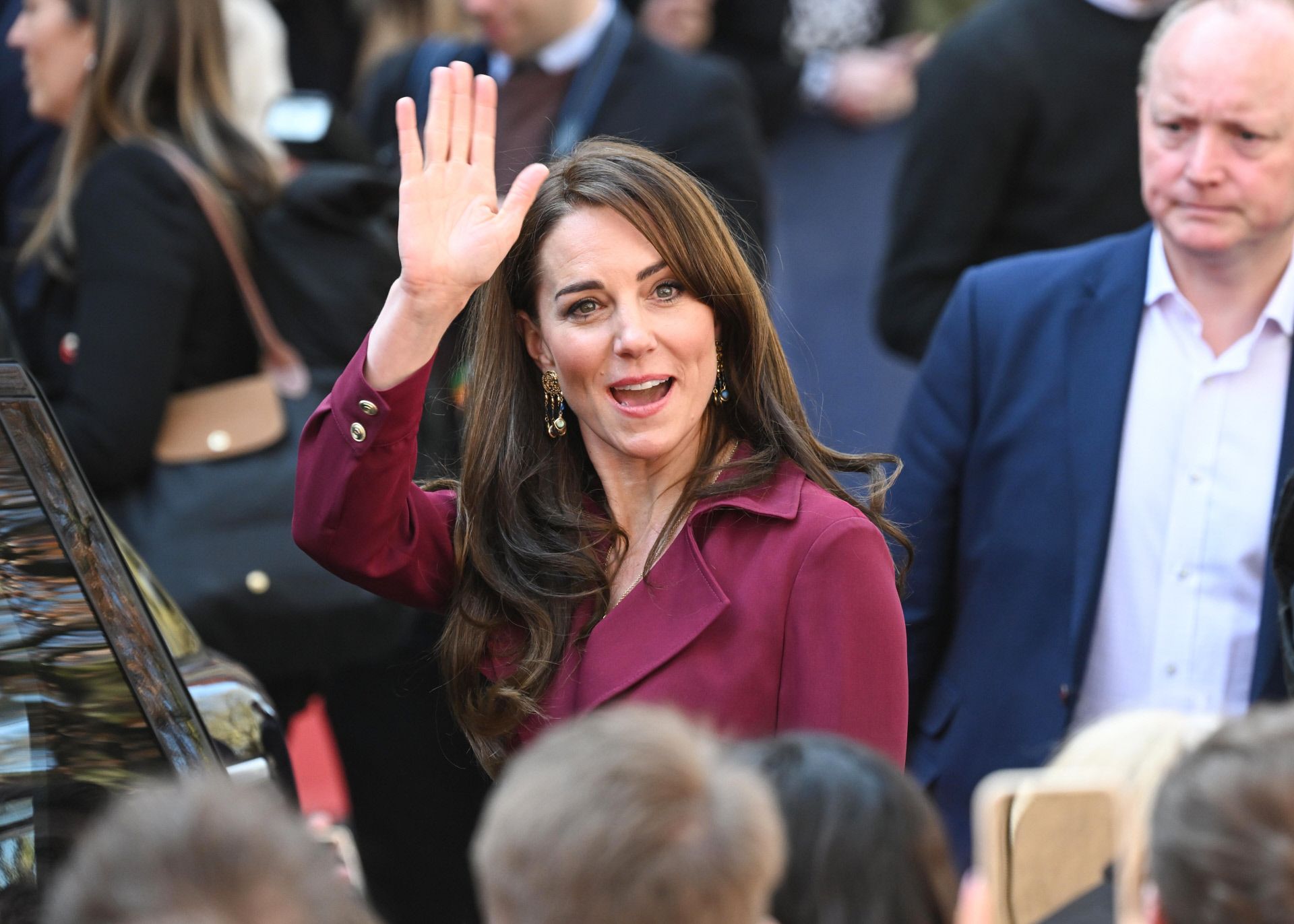 Kate Middleton estrena un vestido trench de de Karen Millen en Birmingham