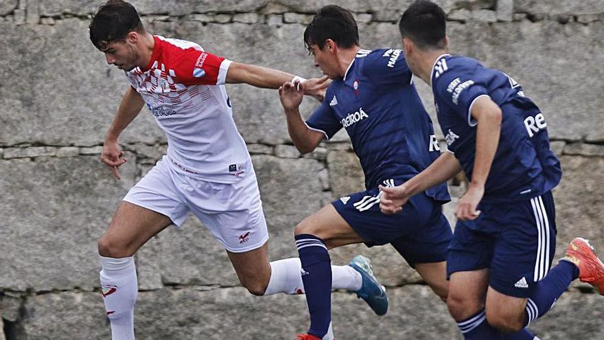 Un jugador del Val Miñor conduce el balon. |  // ALBA VILLAR