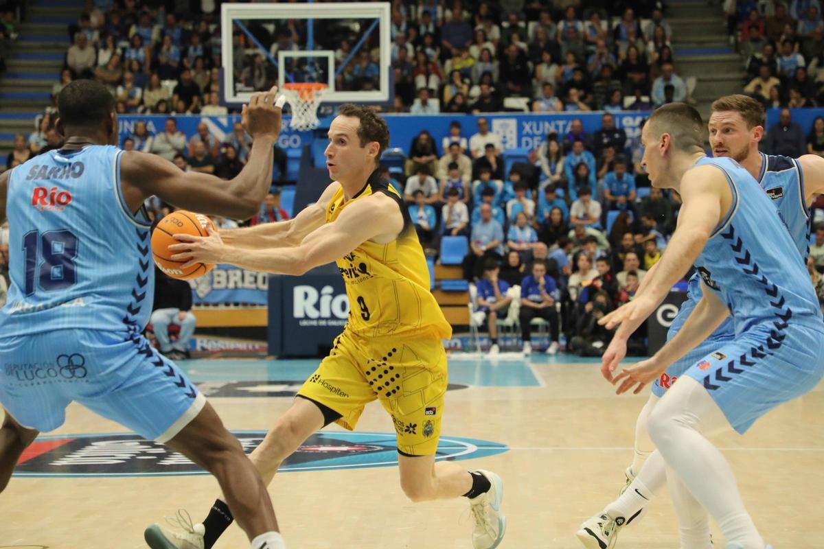 Huertas amaga el pase ante Sakho.