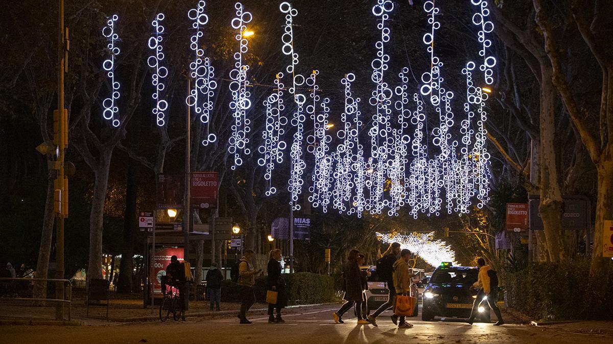 Las luces de colores inivitan a pasear por el centro de Barcelona