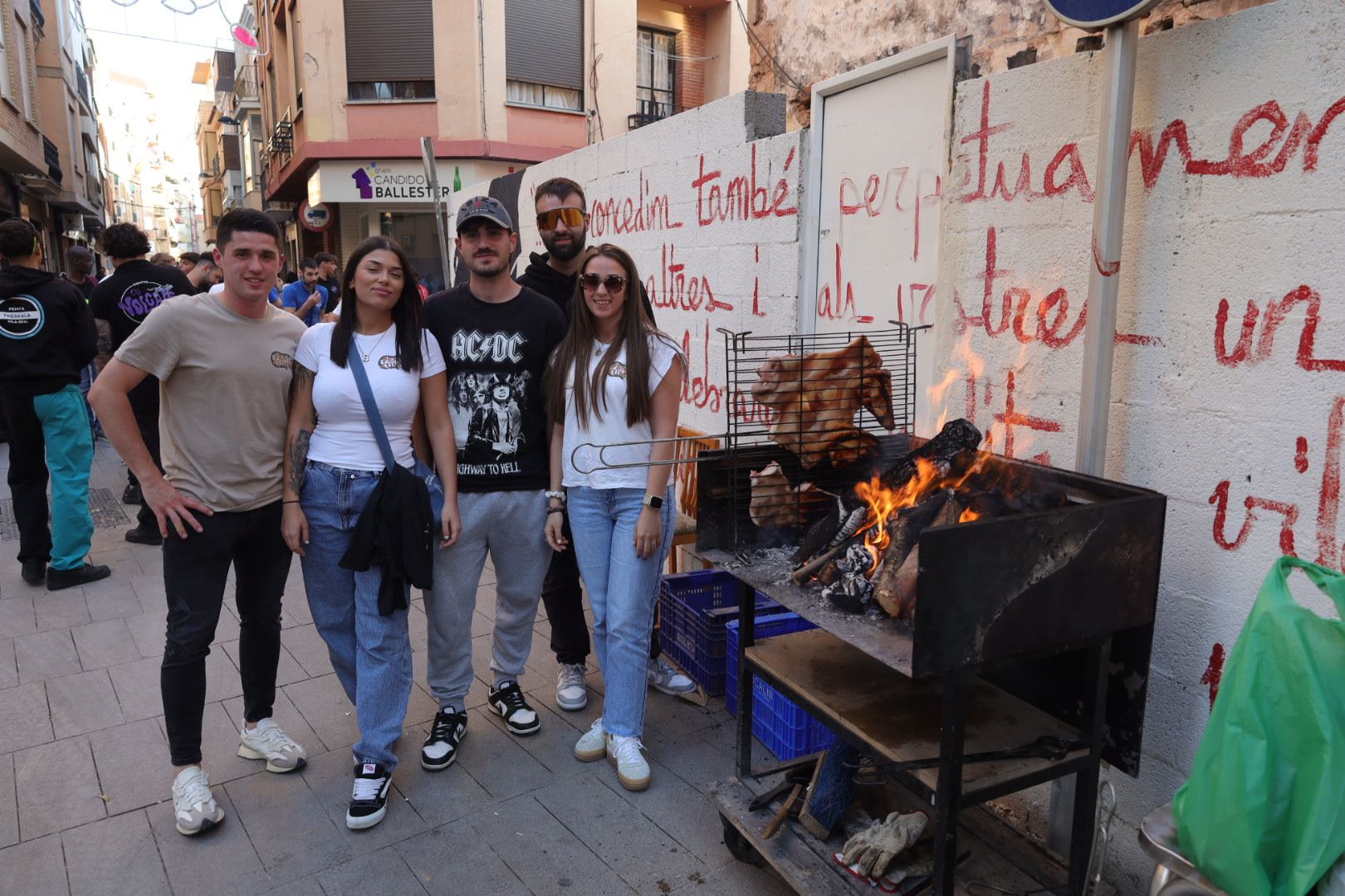 FOTOGALERÍA I Las imágenes de la Nit de la Xulla y del encuentro de elaboración de allioli de las fiestas de Vila-real