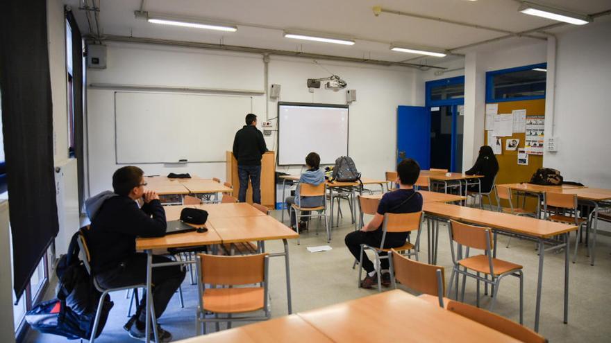 Una de les aules del Peguera aquest matí, amb molt pocs alumnes.