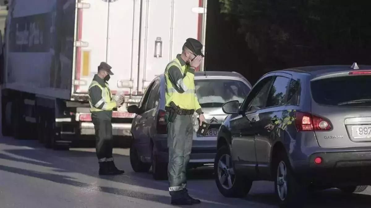 Agentes parando a dos coches