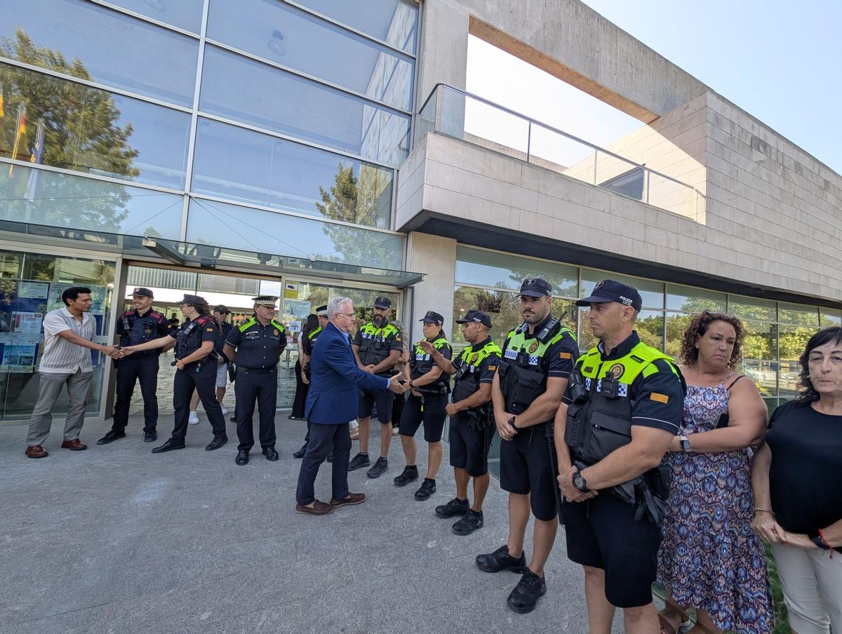 El alcalde de Salou, Pere Granados, saluda a los efectivos de la Policia Local tras el minuto de silencio, este miércoles al mediodía.