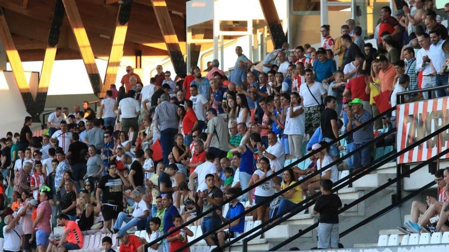 Afición del Zamora CF en las gradas.