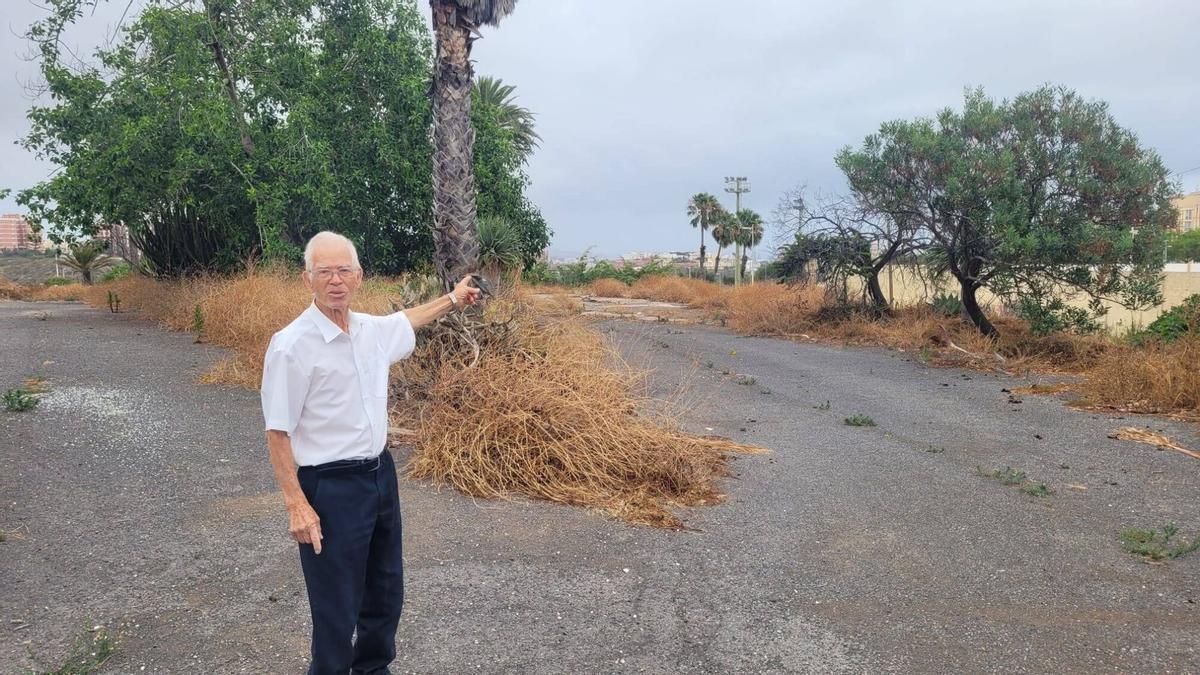 Rafael Hernández señala el solar en el que piden un huerto urbano para Lomo Blanco.