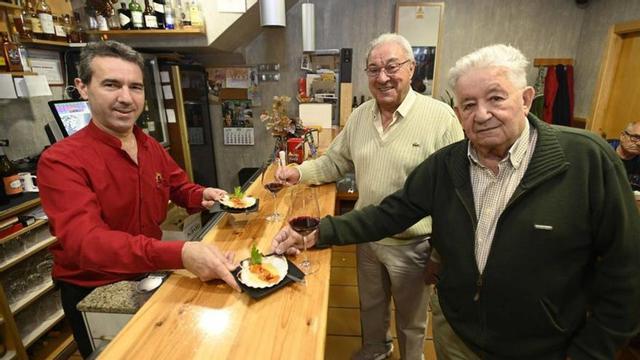 Dos clientes, ante unas de las tapas en el Sol Poniente.   | // PABLO H.
