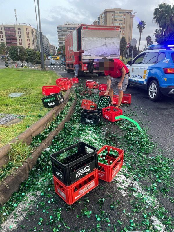 Un camión derrama varias cargas de cerveza en Las Palmas de Gran Canaria