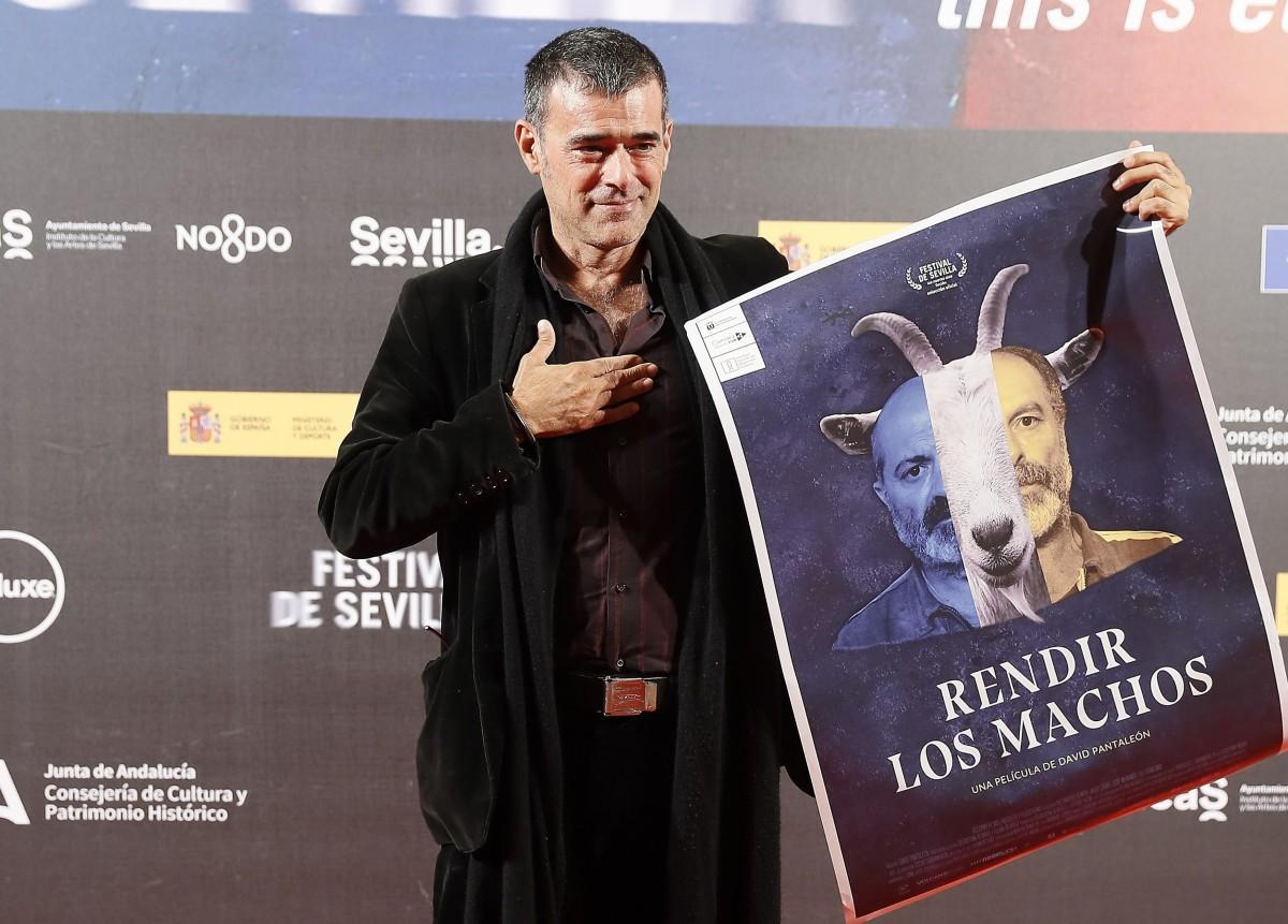 El productor de la película Rendir los Machos, Sebastián Álvarez, posa en el photocall previo a la Gala de inauguración del 18 Festival de Cine Europeo de Sevilla, este viernes en la capital andaluza.