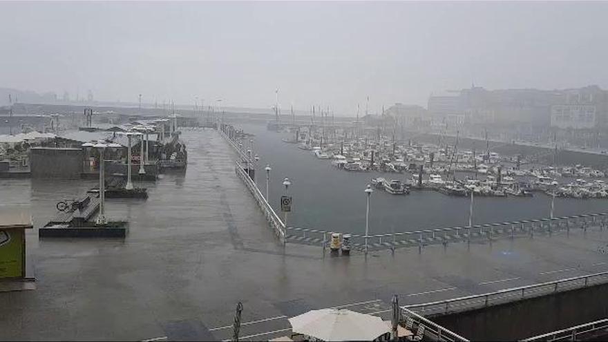 Una tormenta vacía las calles de Gijón