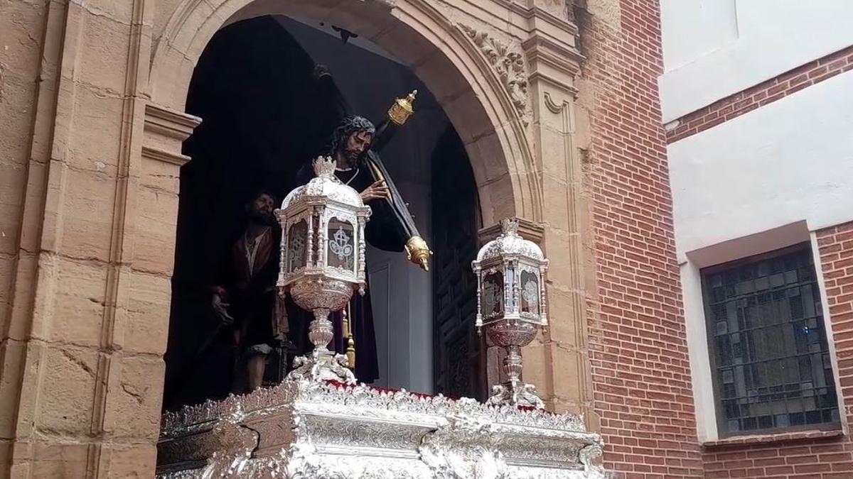 Jesús de la Pasión sale desde el interior de los Santos Mártires
