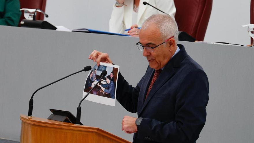 Alfonso Martínez Baños muestra una imagen, de 2001, de cuando se cerró el acuerdo por el que el AVE llegaría a Murcia por Alicante.