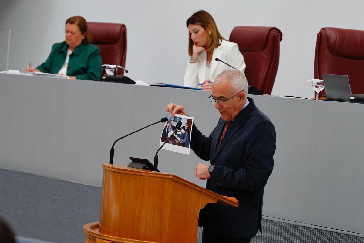 Alfonso Martínez Baños muestra una imagen, de 2021, de cuando se cerró el acuerdo por el que el AVE llegaría a Murcia por Alicante.