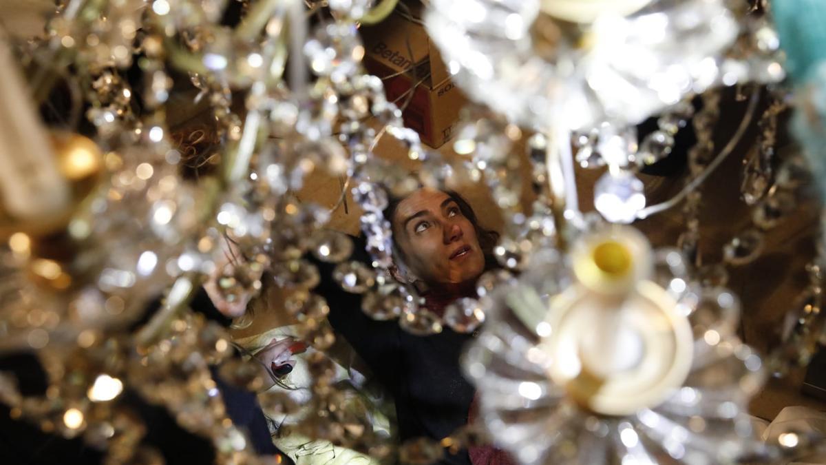 VÍDEO: Estas son las voluntarias que han restaurado la lámpara de la iglesia por el 250 aniversario del Cristo del Socorro