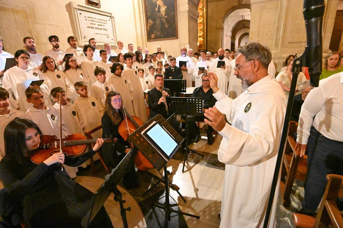 Escolanía y Capella del Misteri d'Elx durante la misa de este lunes